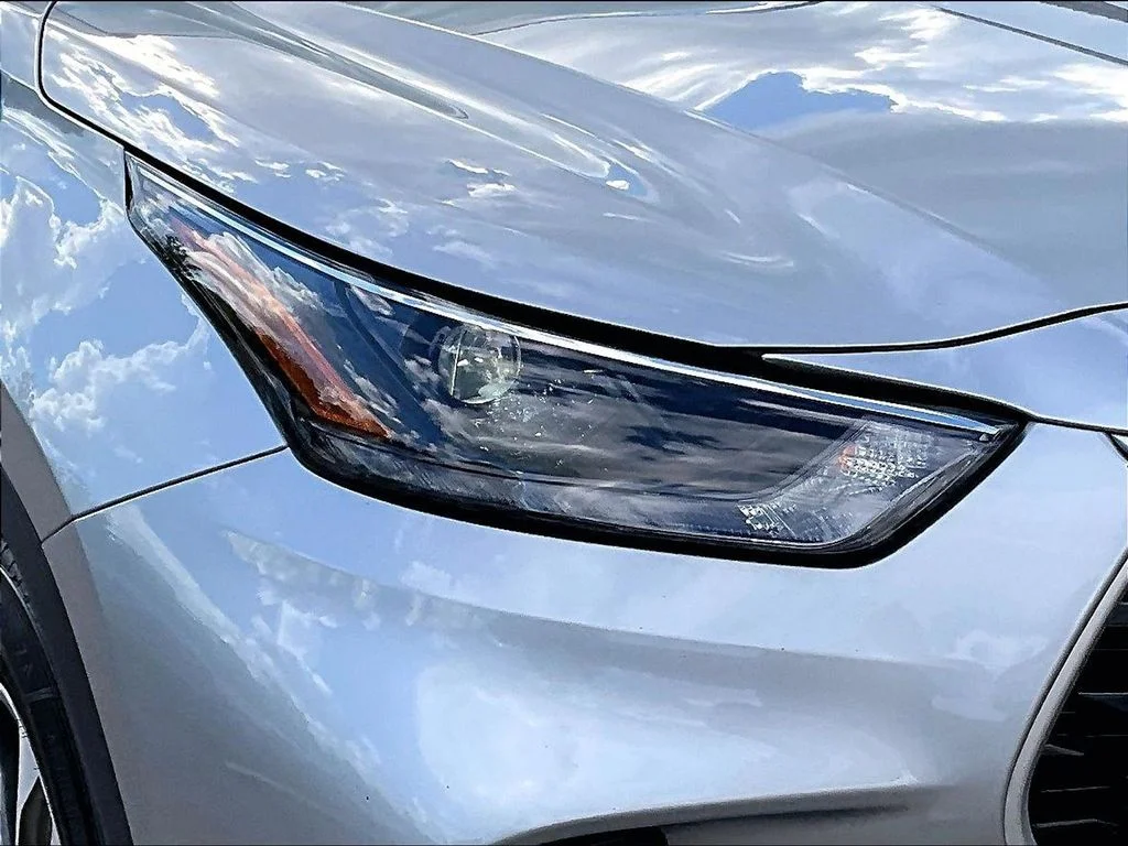 Used 2022 Silver Toyota XLE image 35
