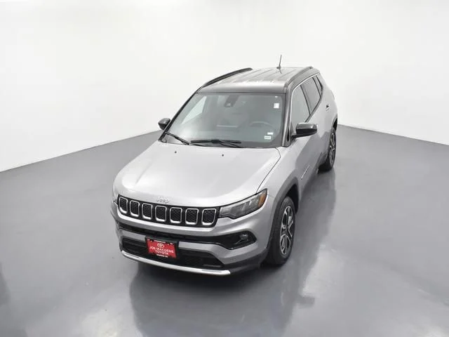 Used 2024  Jeep Limited image 27