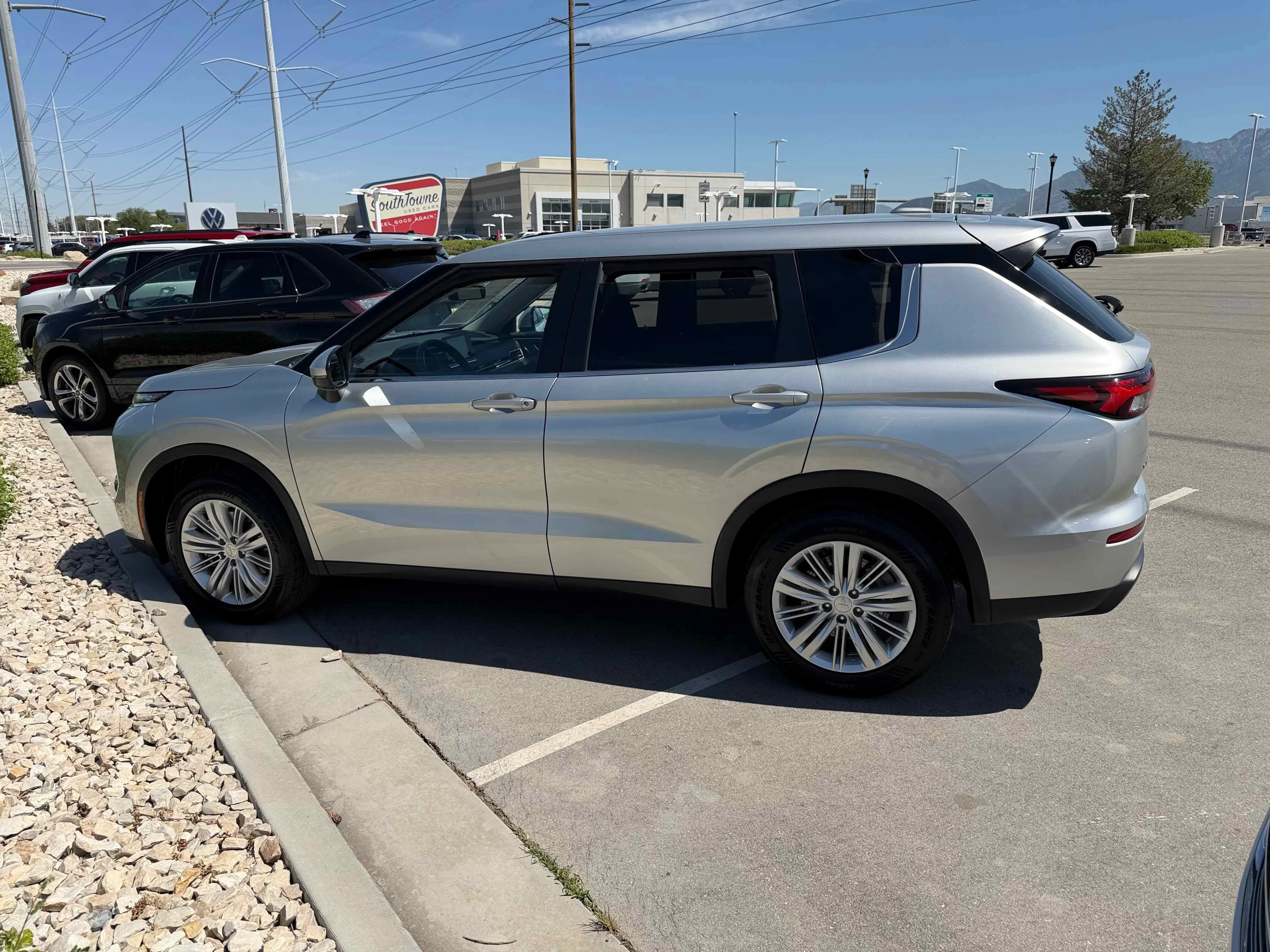 Used 2024  Mitsubishi ES image 2