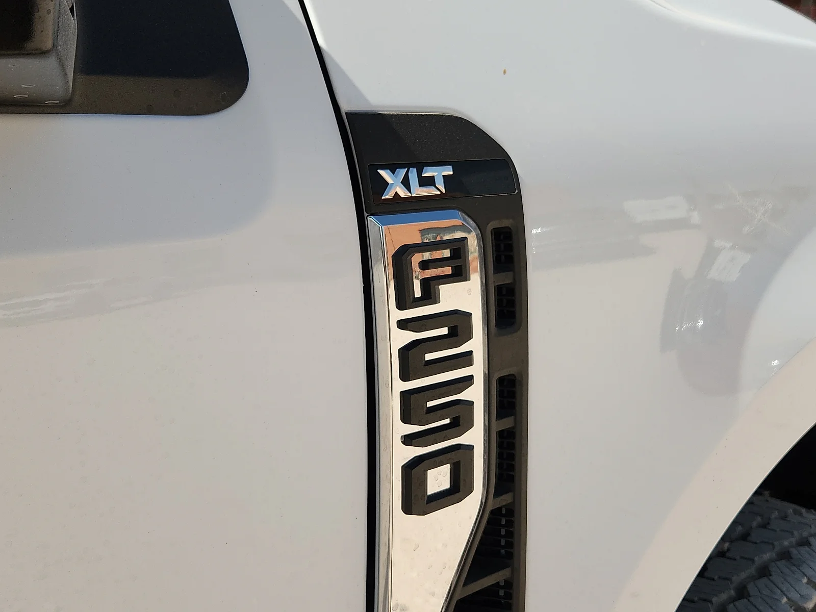 New 2027 Oxford White Ford XLT image 10