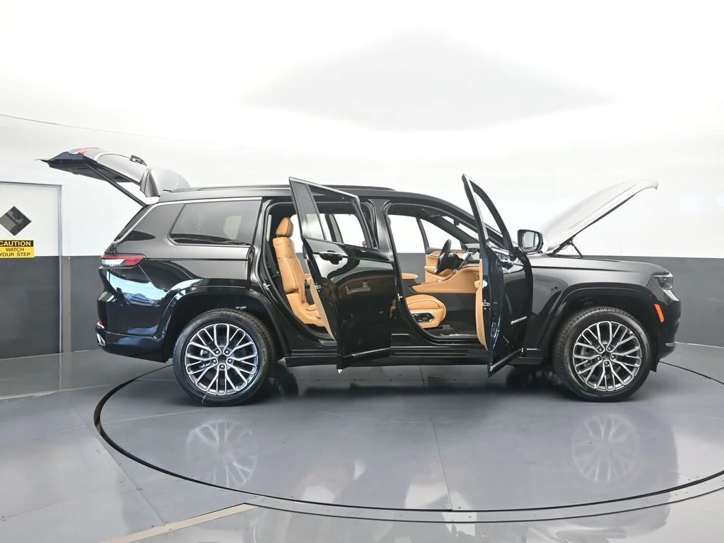 New 2025 Diamond Black Crystal Pearl-Coat Exterior Paint Jeep Summit image 72