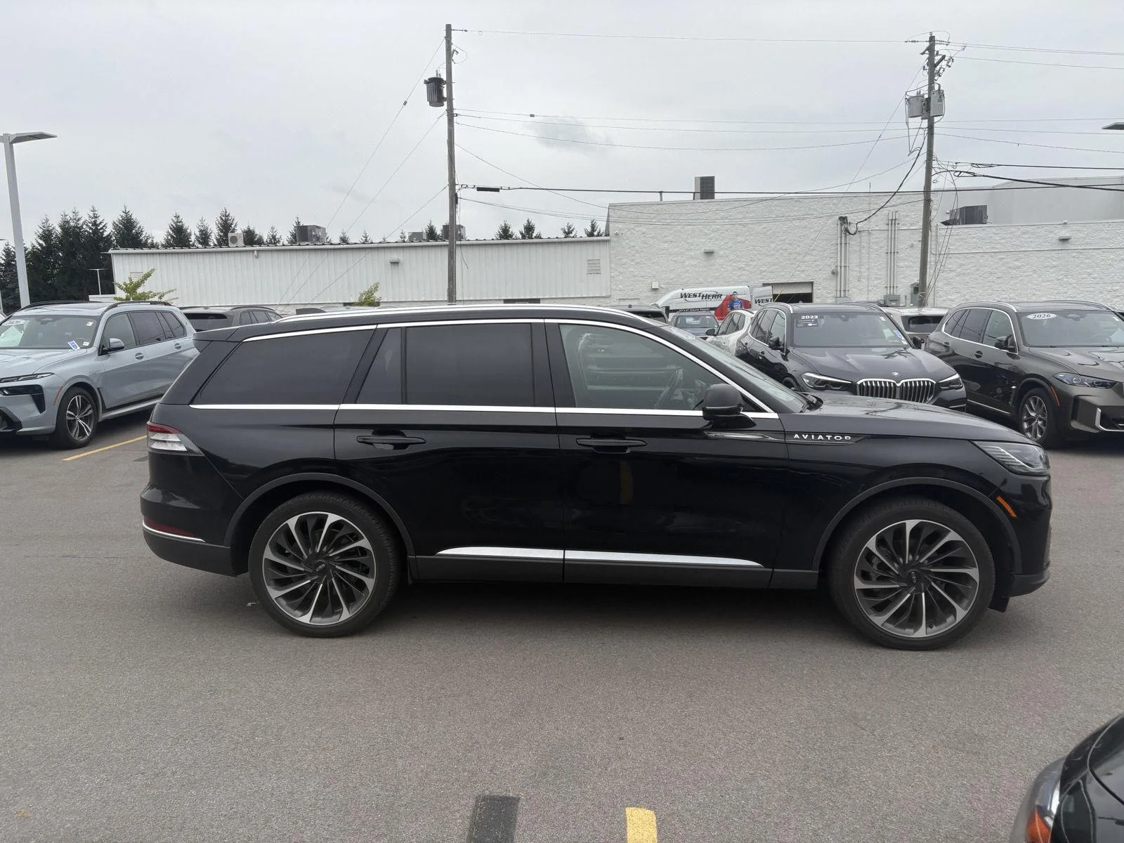 Used 2025 Infinite Black Metallic Clearcoat Lincoln Reserve image 8