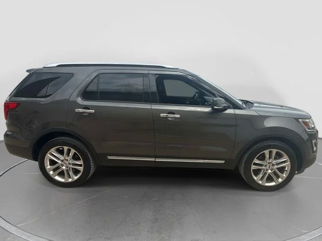 Used 2017 Gray Ford Limited image 9