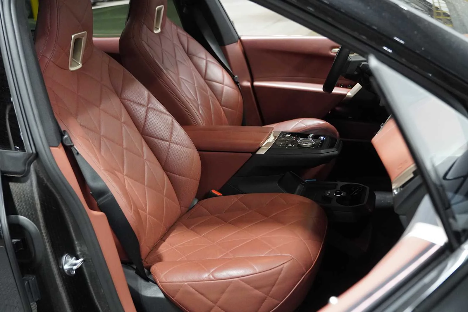 Certified Used 2023 Black Sapphire Metallic BMW M60 image 11