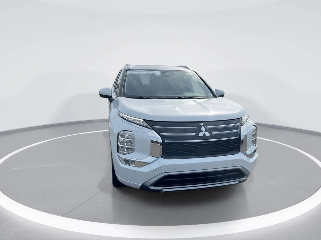 Used 2025 Silver Mitsubishi SEL image 3