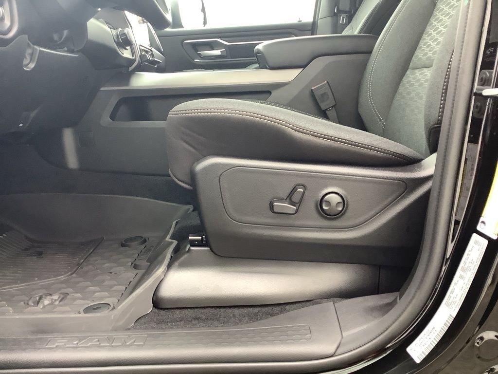 New 2026 Diamond Black Crystal Pearl-Coat Exterior Paint RAM Big Horn/Lone Star image 29