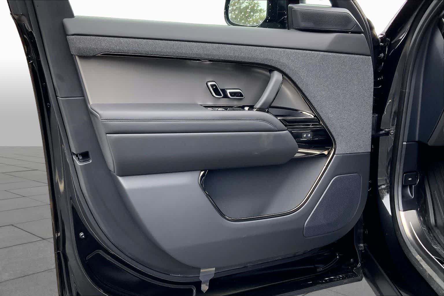 New 2026 Santorini Black Land Rover SE image 11