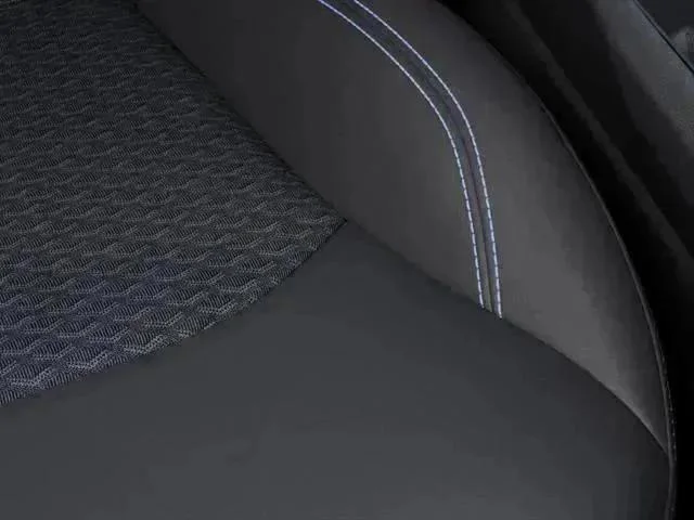 New 2026 Diamond Black Crystal Pearlcoat Jeep Latitude image 35
