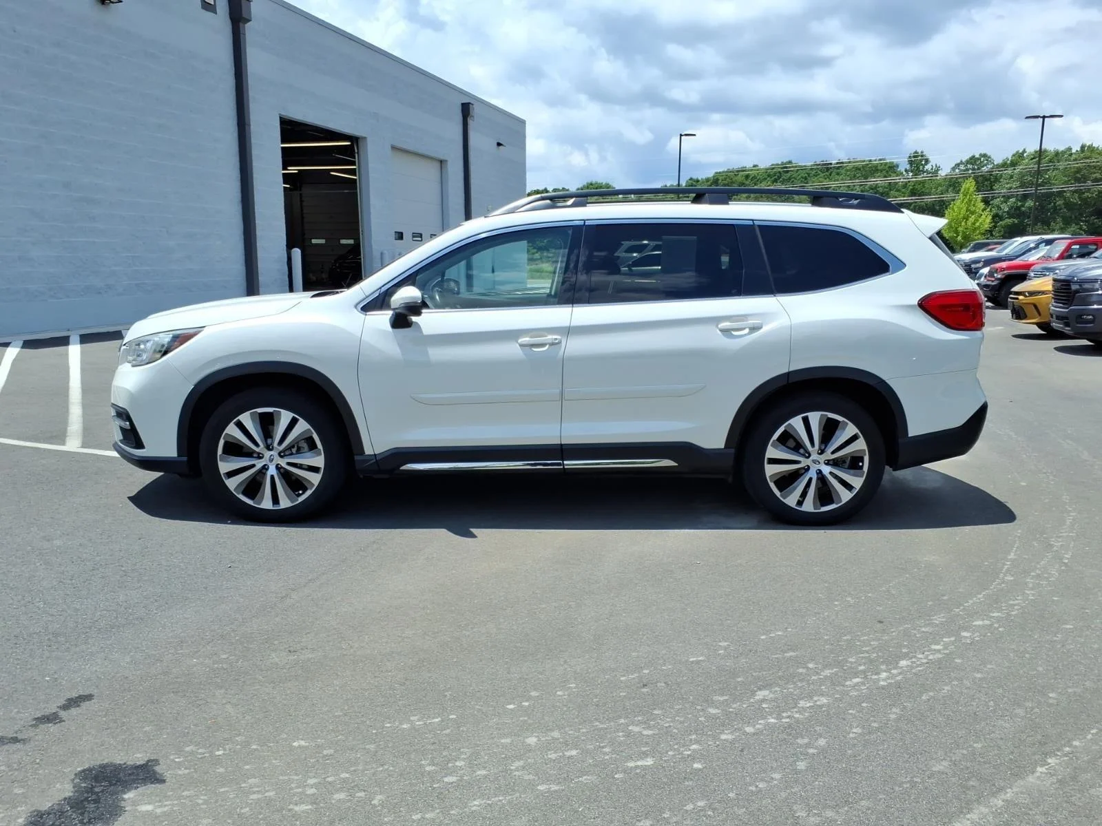 Used 2022 Crystal White Pearl Subaru Limited image 3