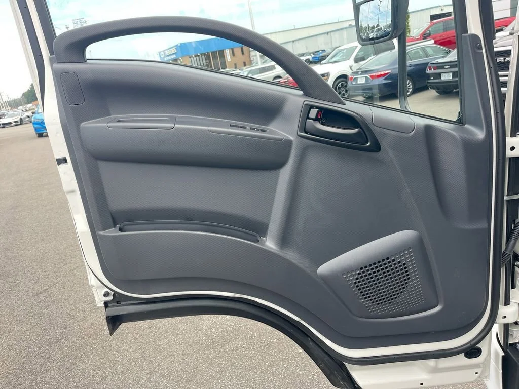 Used 2024 Arc White Chevrolet 1WT image 19