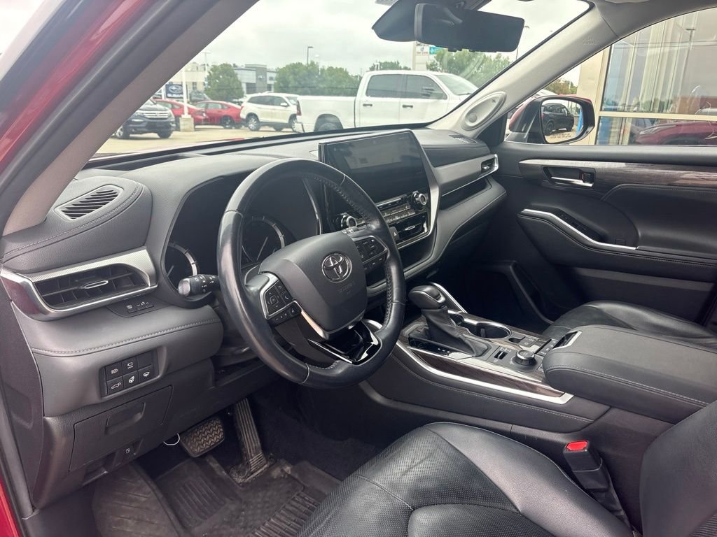 Used 2020 Pearl Toyota Platinum image 11
