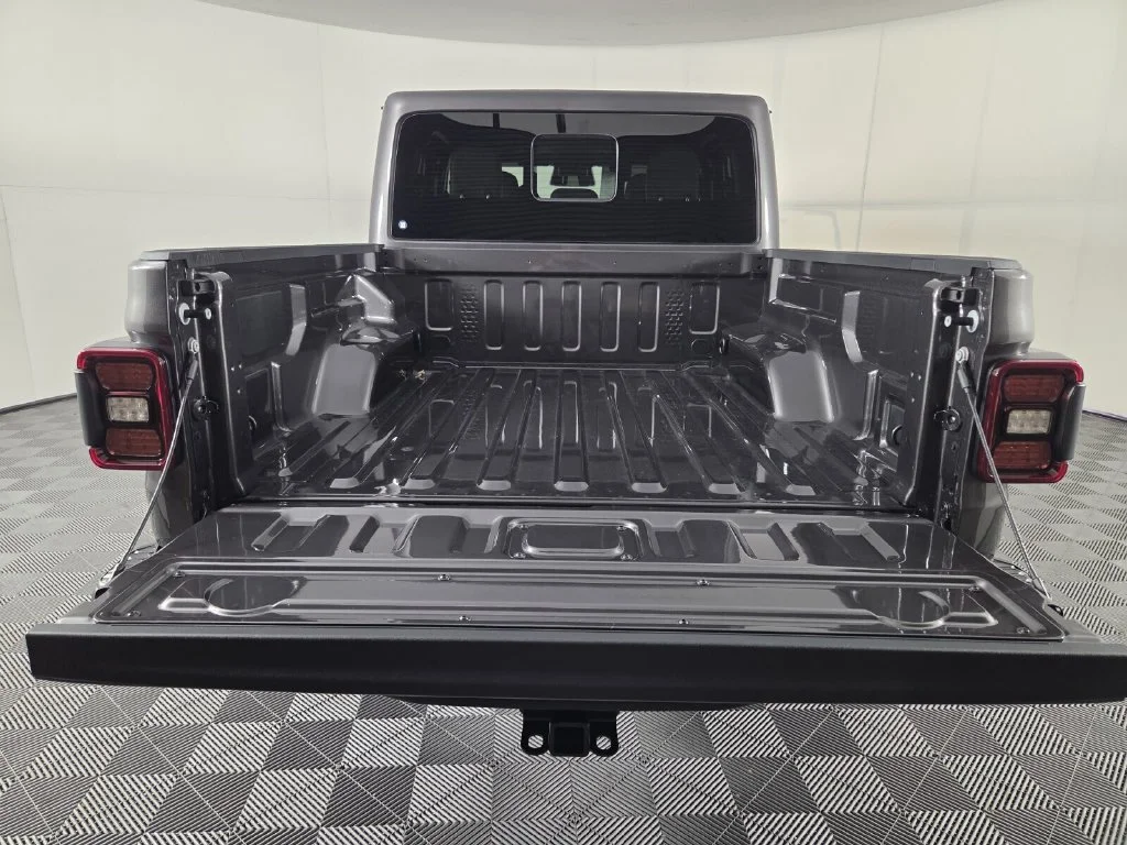 New 2026 Granite Crystal Metallic Clear-Coat Exterior Paint Jeep Mojave X image 20