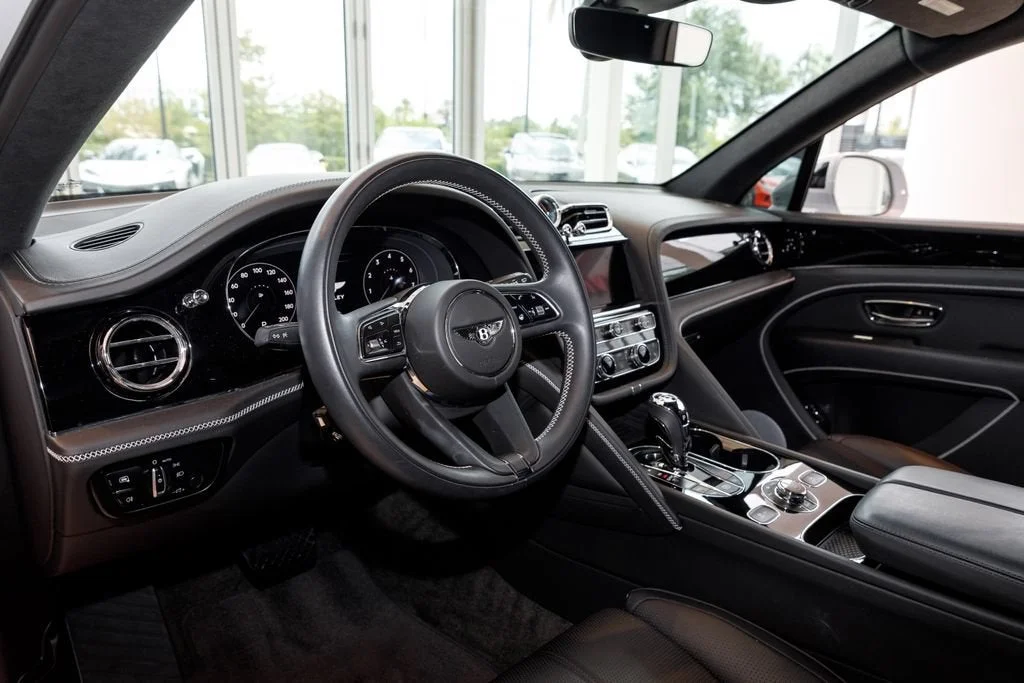 Used 2023 White Bentley V8 image 32