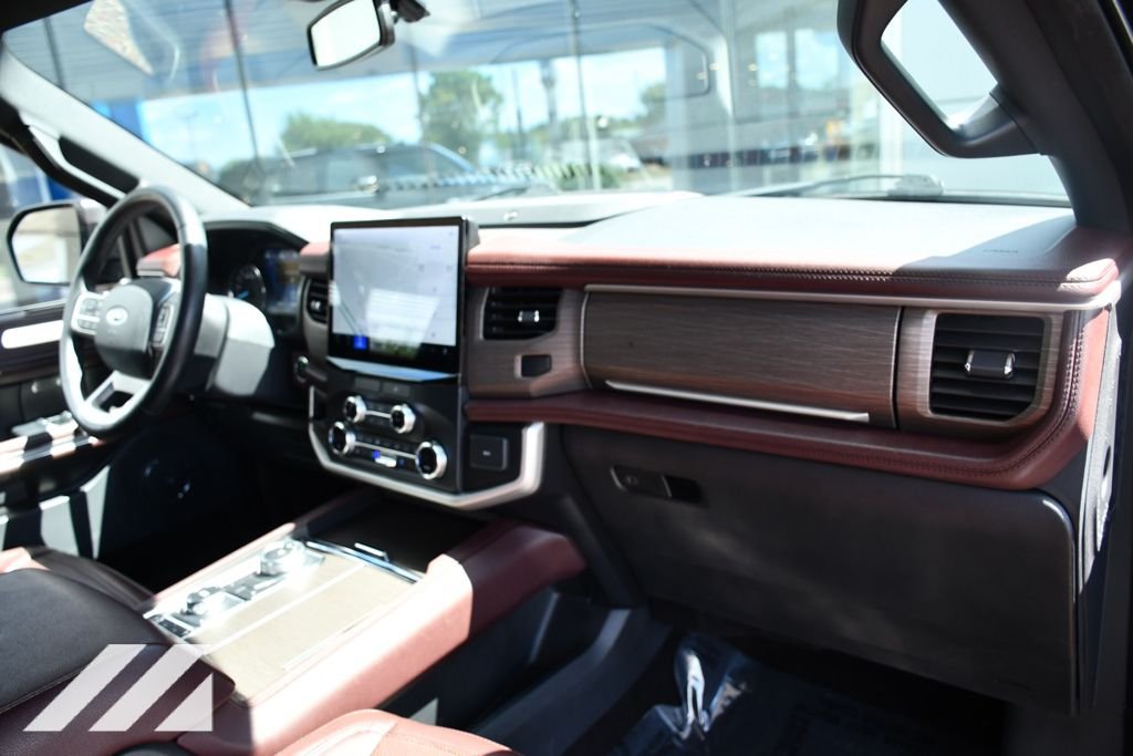 Used 2023  Ford Limited image 31