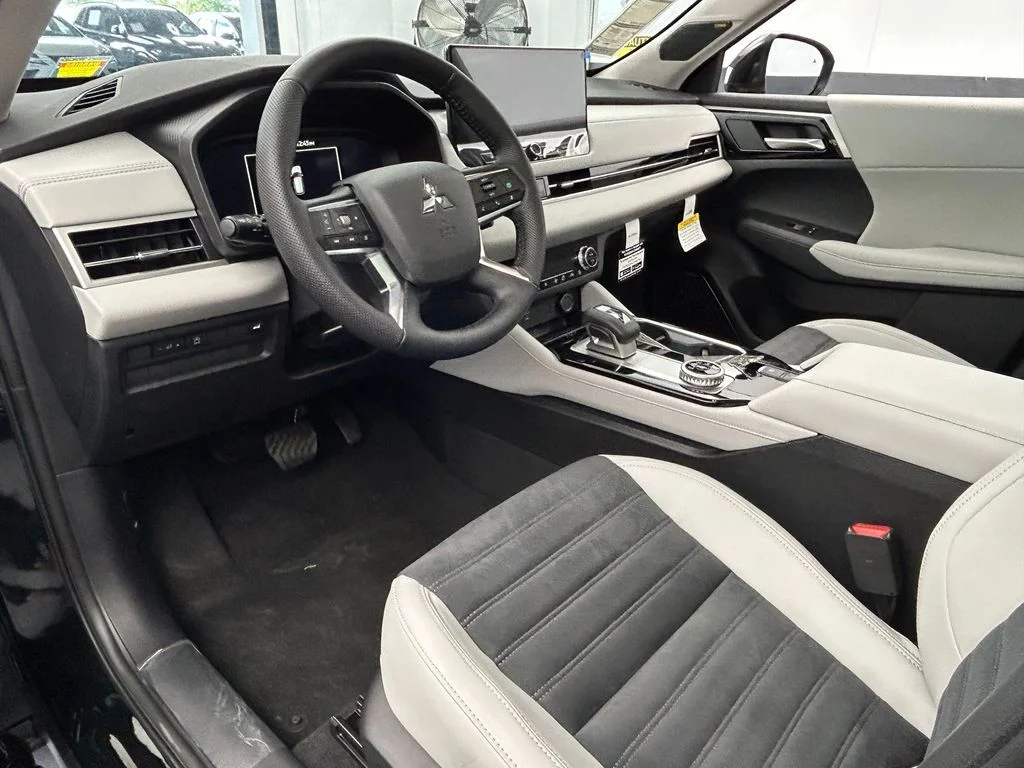 New 2026 Black Diamond Mitsubishi SE image 14
