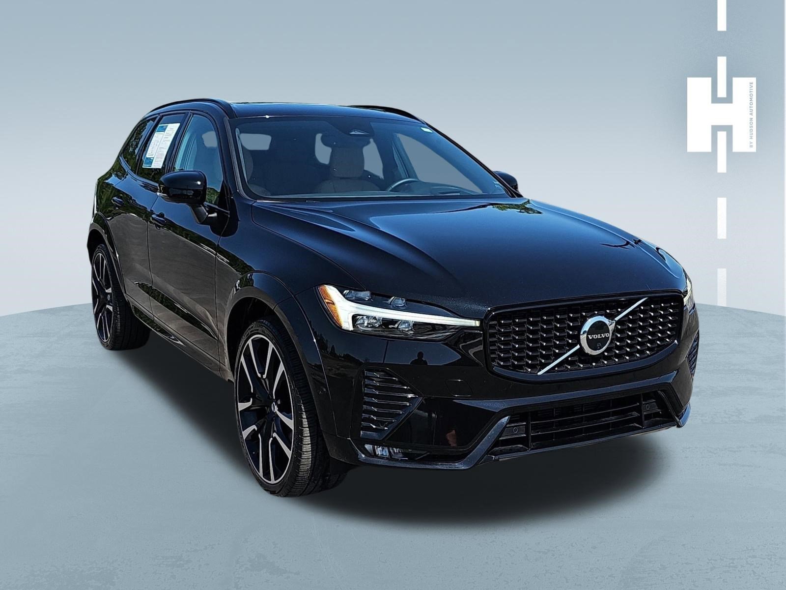 2023 Volvo XC60 B5 Ultimate Dark Theme FWD's photo