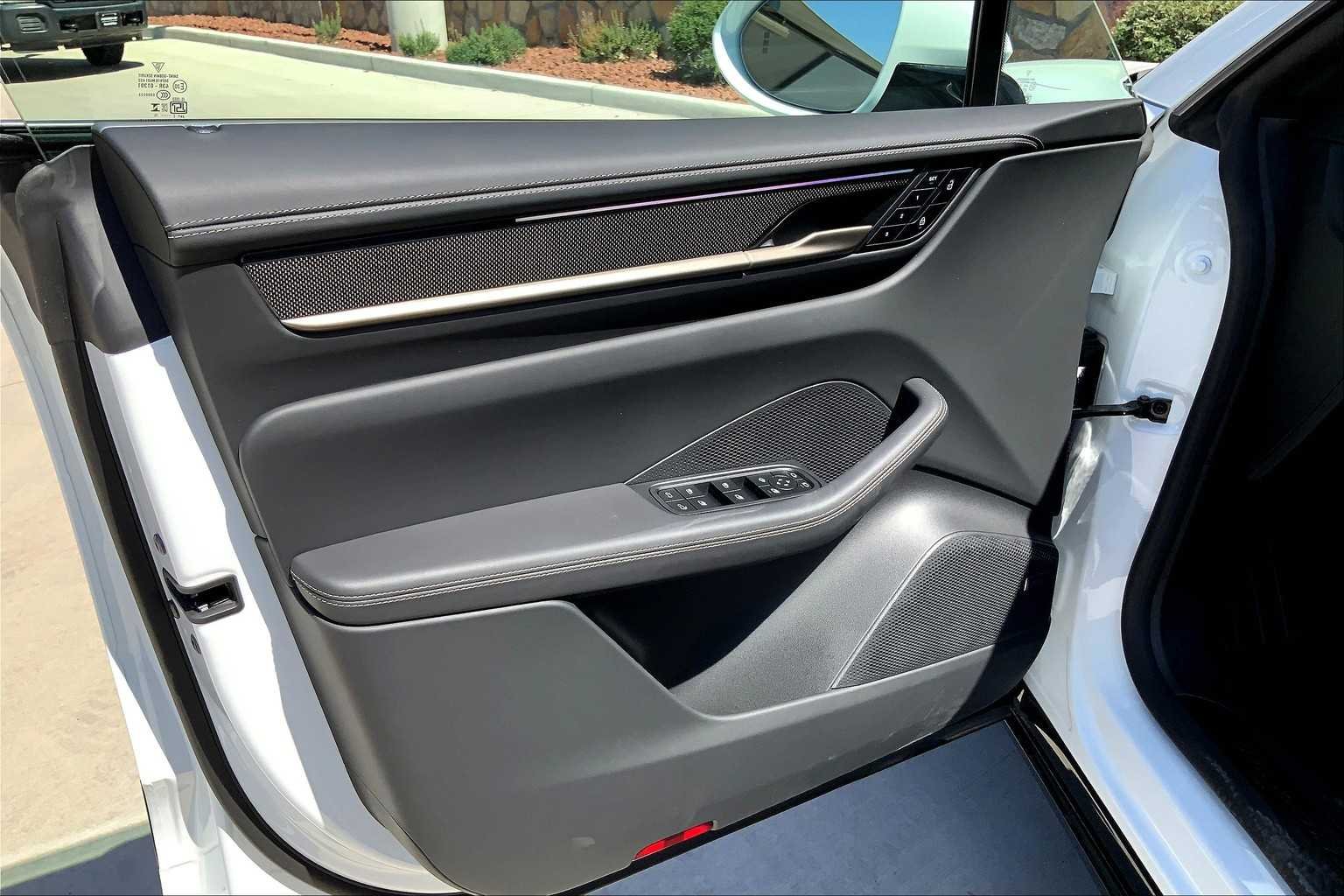 2025 Porsche Macan Turbo Electric - Photo 19