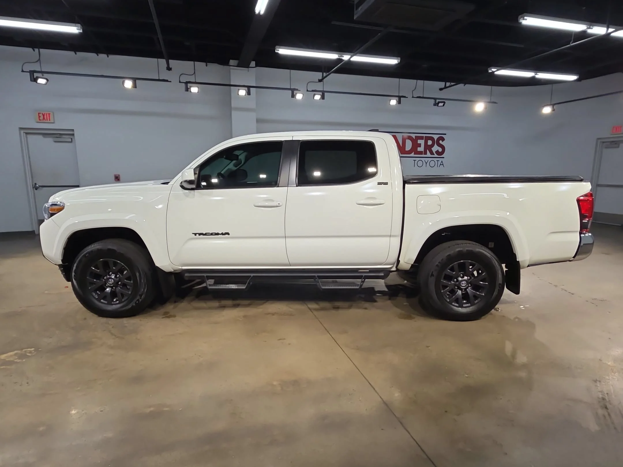 Used 2022 White Toyota SR5 image 4