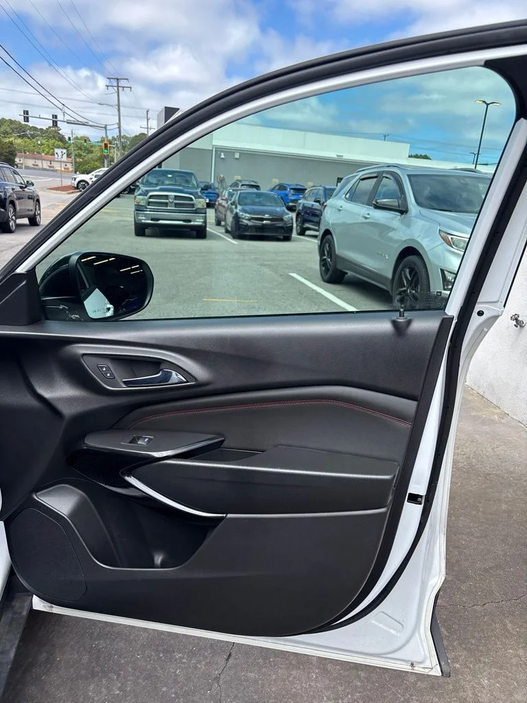 Used 2025 White Chevrolet 2RS image 27