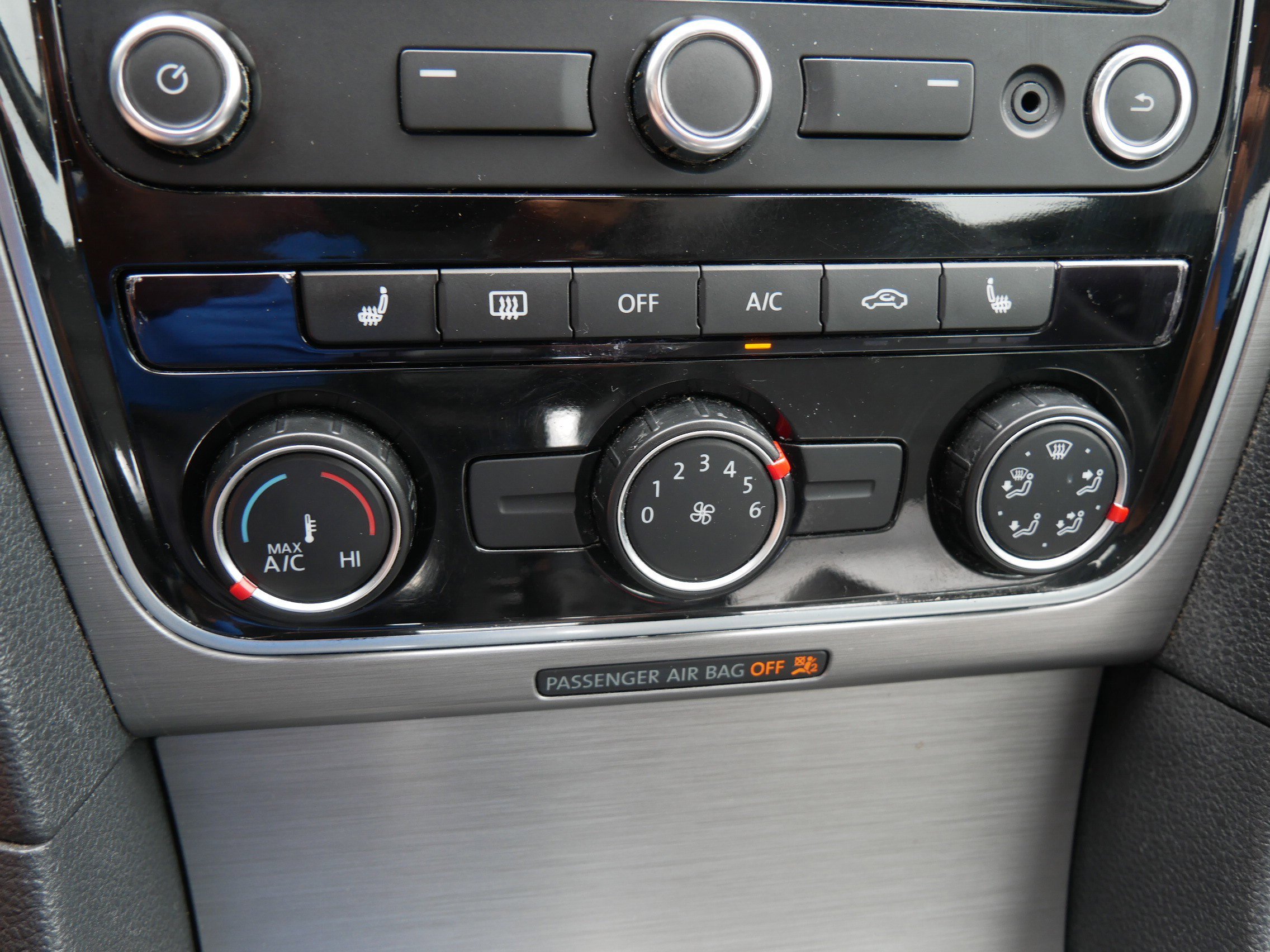 Used 2014 Black Volkswagen SE w/Snrf/Nav image 23
