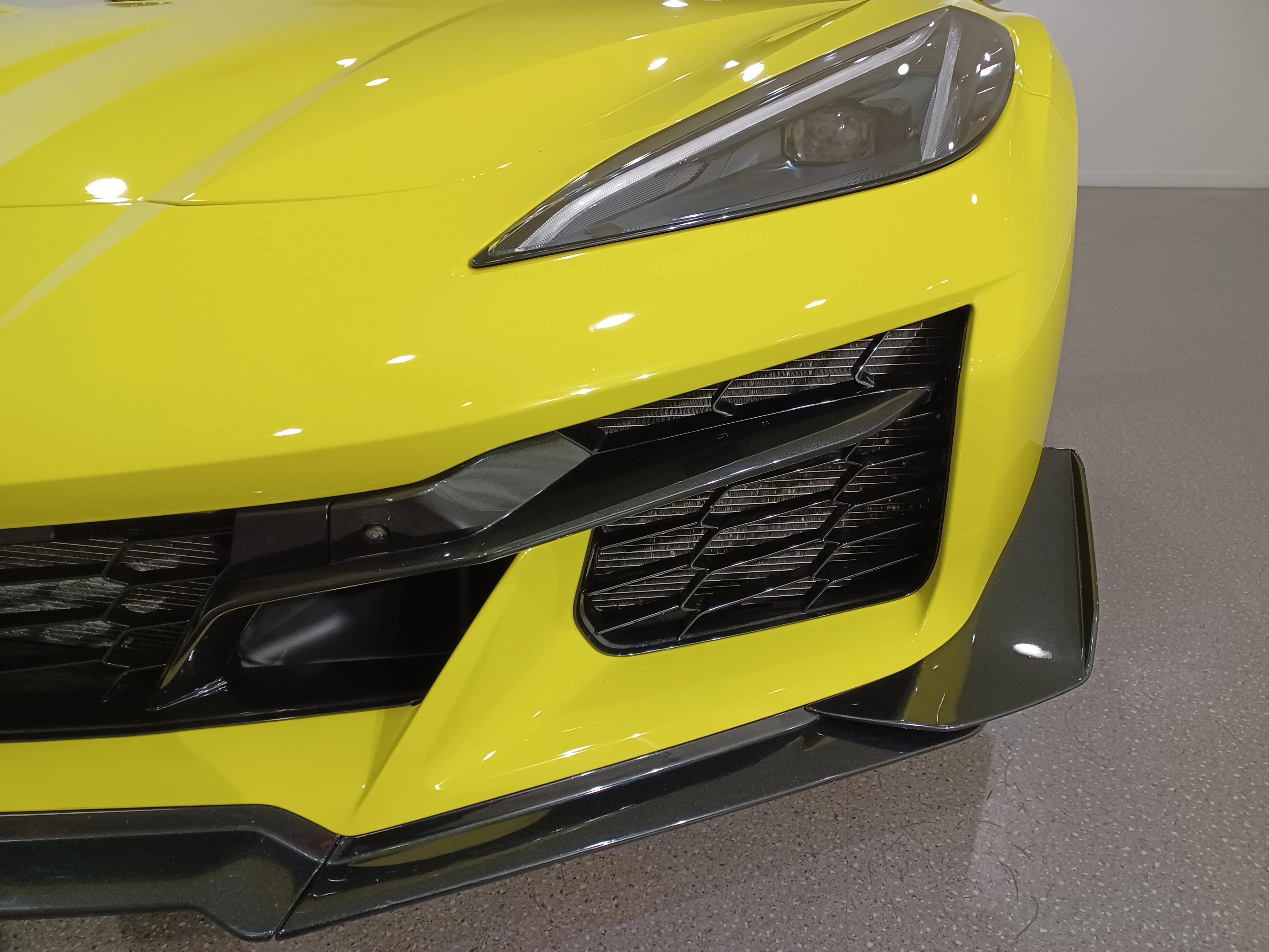 Certified Used 2023 Yellow Chevrolet Z06 3LZ*NO LUX TAX! | 670HP! | Carbon Ceramic Brakes | Z07 Suspension | High Wing Spoiler | Stealth image 5