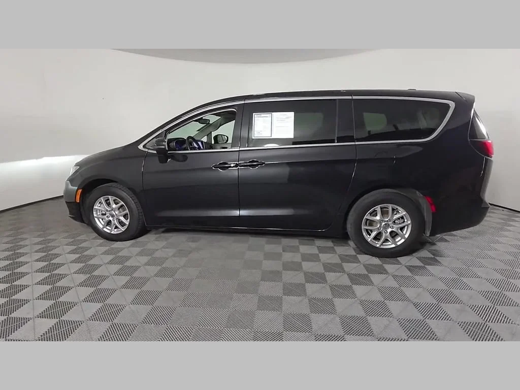 Used 2023 Brilliant Black Crystal Pearlcoat Chrysler Touring L image 45