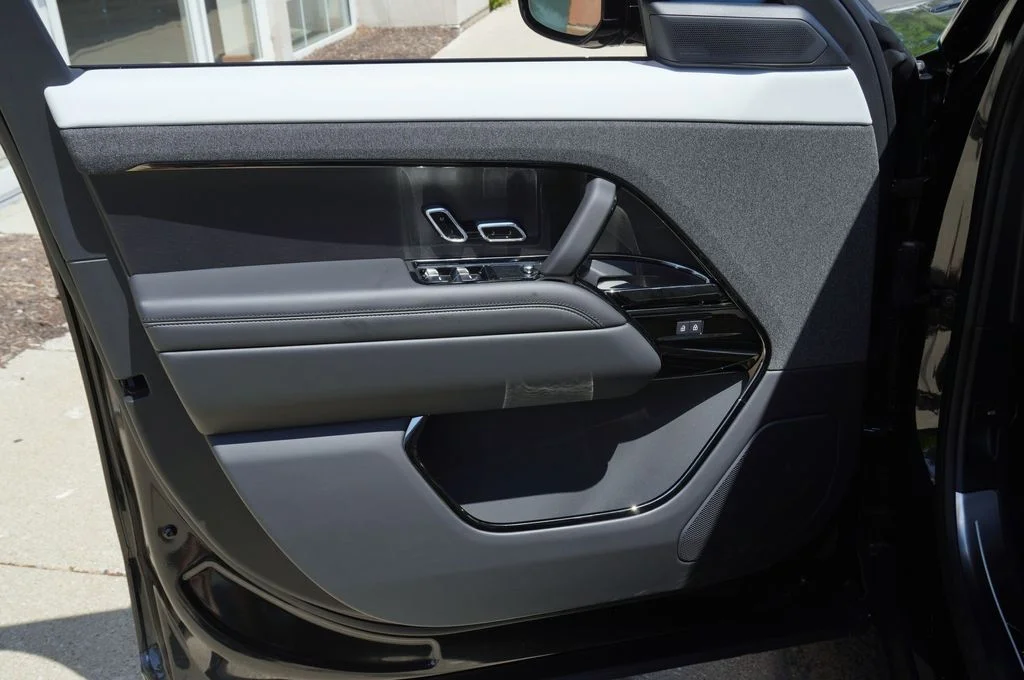 New 2026 Santorini Black Land Rover Dynamic SE image 10