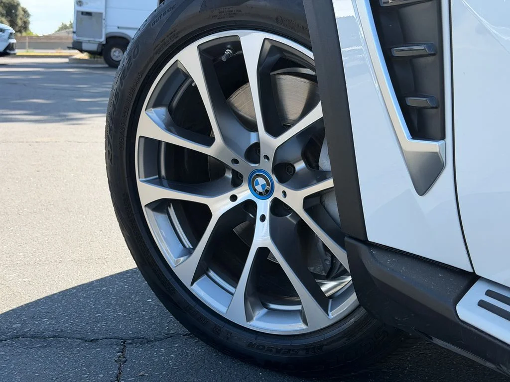 Used 2025 Alpine White BMW xDrive50e image 9