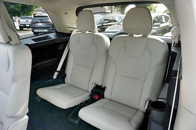 Used 2025 Black Volvo B6 Plus 6-Seater image 18