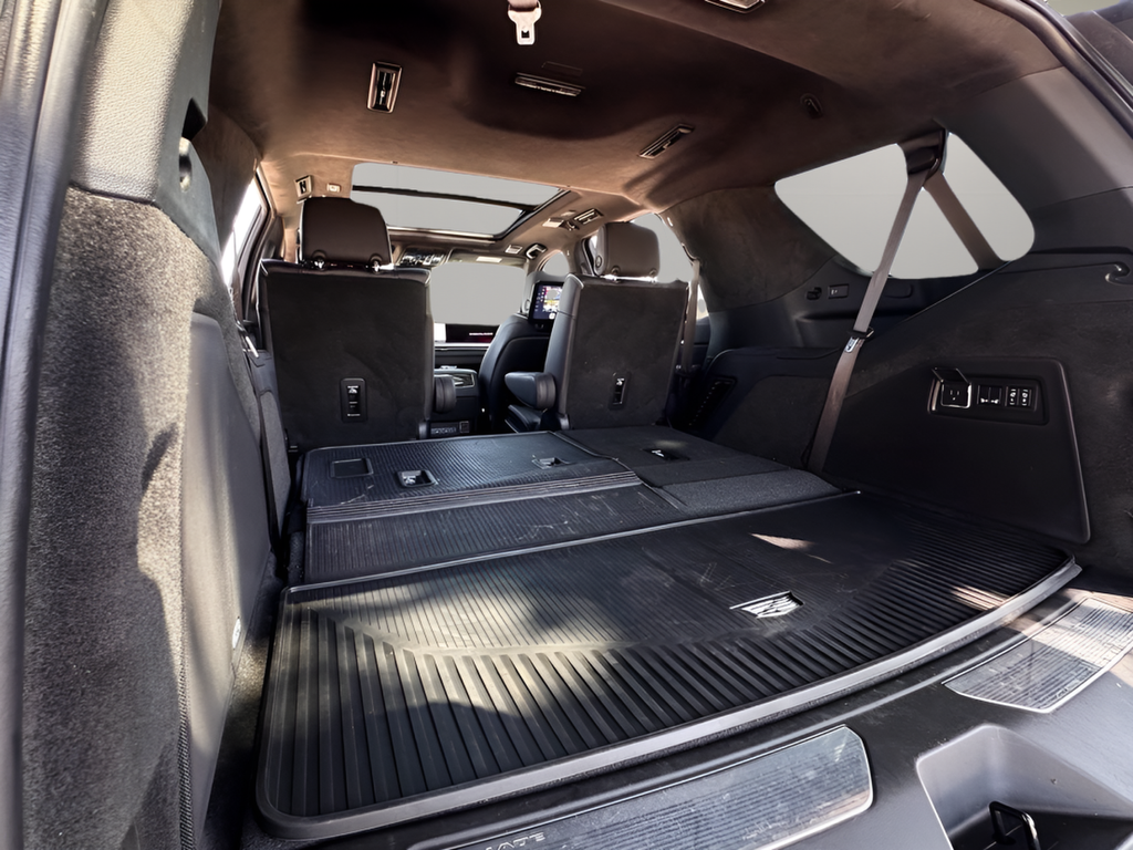 Used 2025 White Cadillac V-Series image 27
