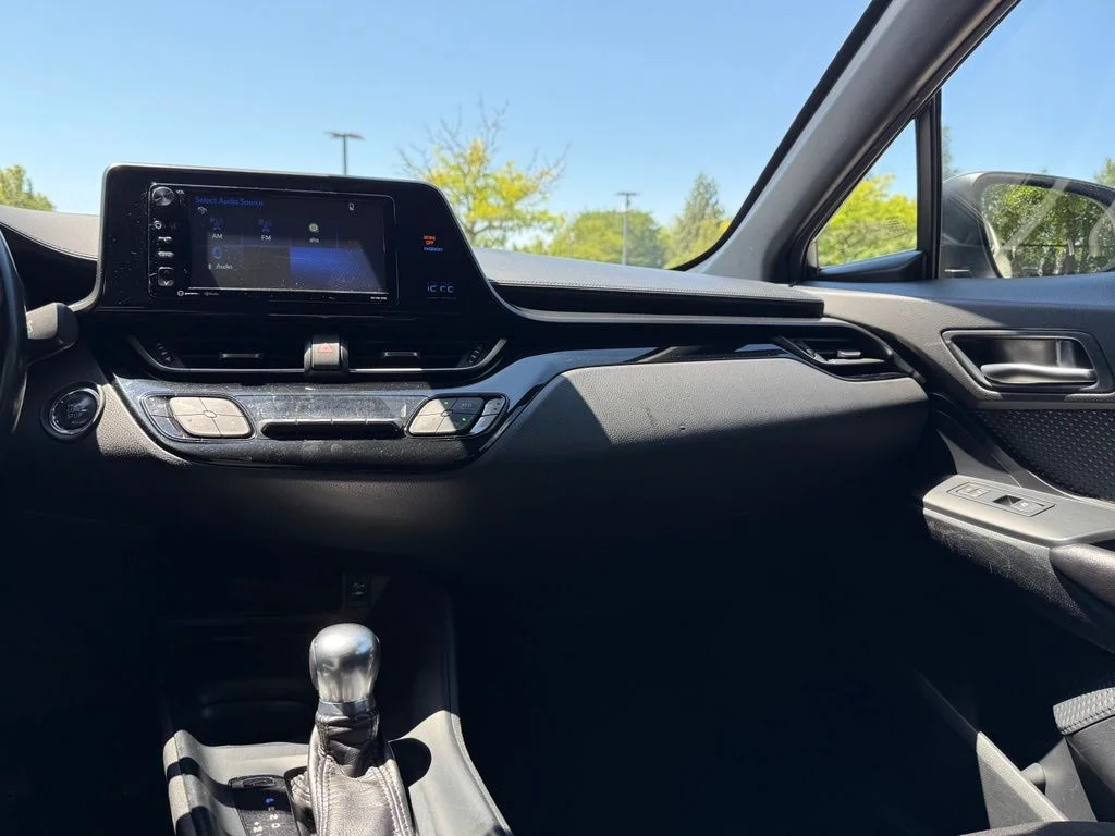 Used 2018 White Toyota XLE Premium image 25