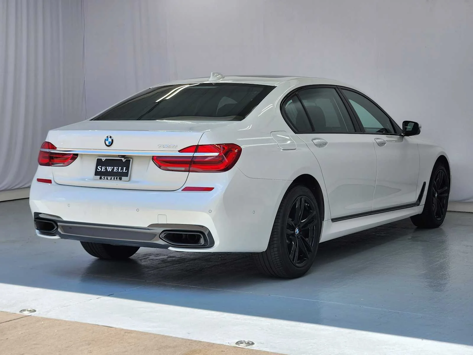 Used 2018 MINERAL WHITE BMW 750i image 7