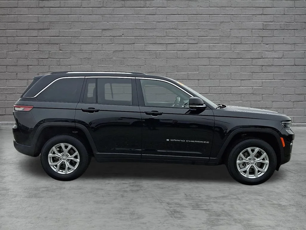 Used 2023 Diamond Black Crystal Pearlcoat Jeep Limited image 13