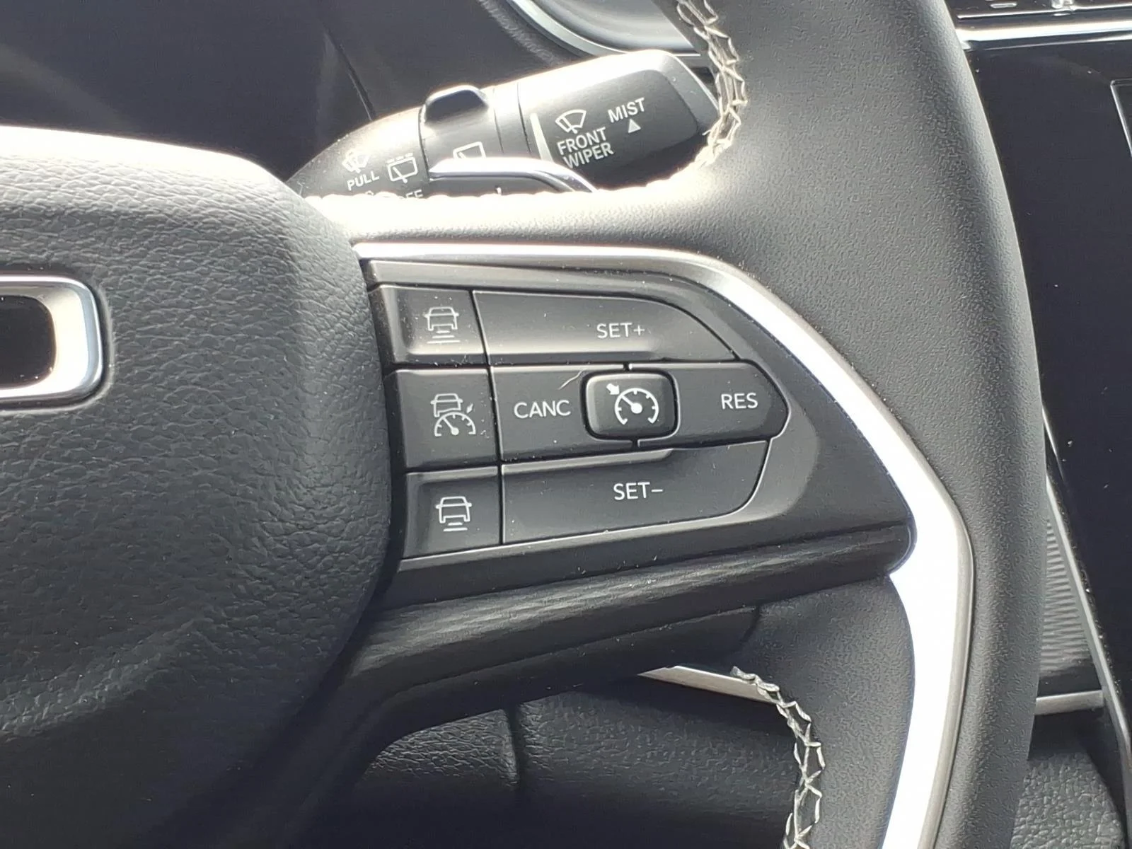 Used 2023 Velvet Red Pearlcoat Jeep Laredo image 27