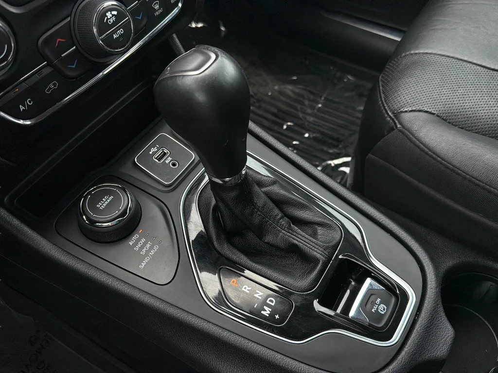 Used 2020 Slate Blue Pearlcoat Jeep Limited image 18