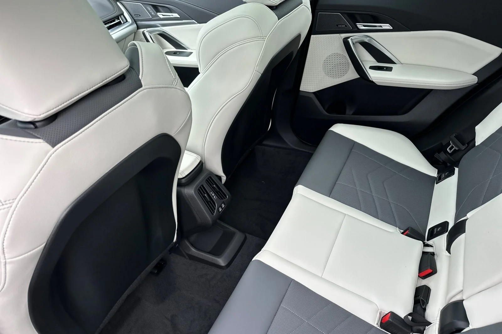 2026 BMW X1 M35i - Photo 11