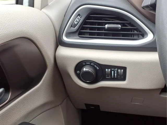 Used 2023  Chrysler LX image 13