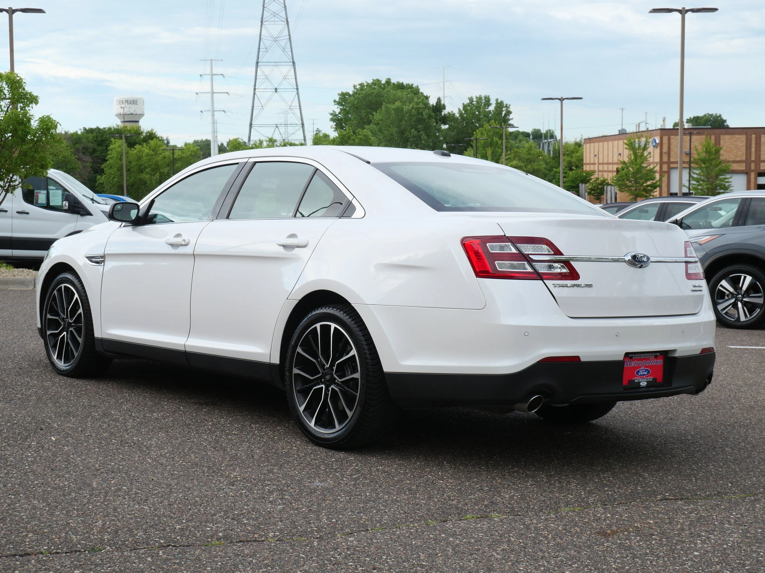 Used 2018 White Platinum Metallic Tri-Coat Ford SEL image 4