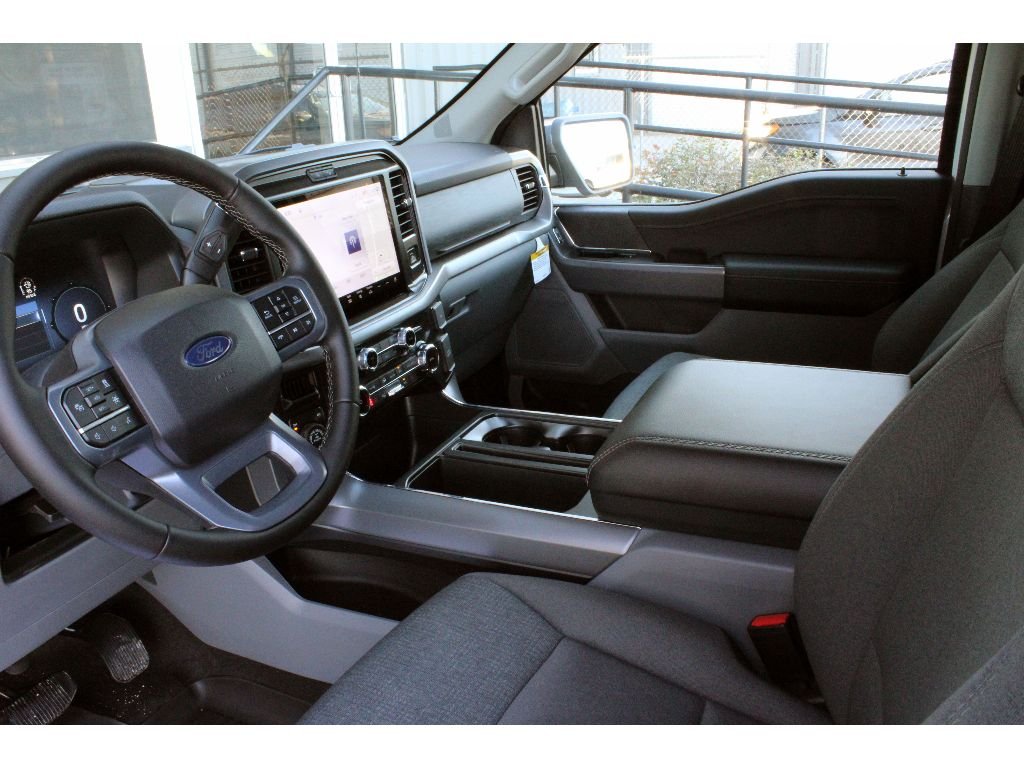 New 2026 Oxford White Ford XLT image 5