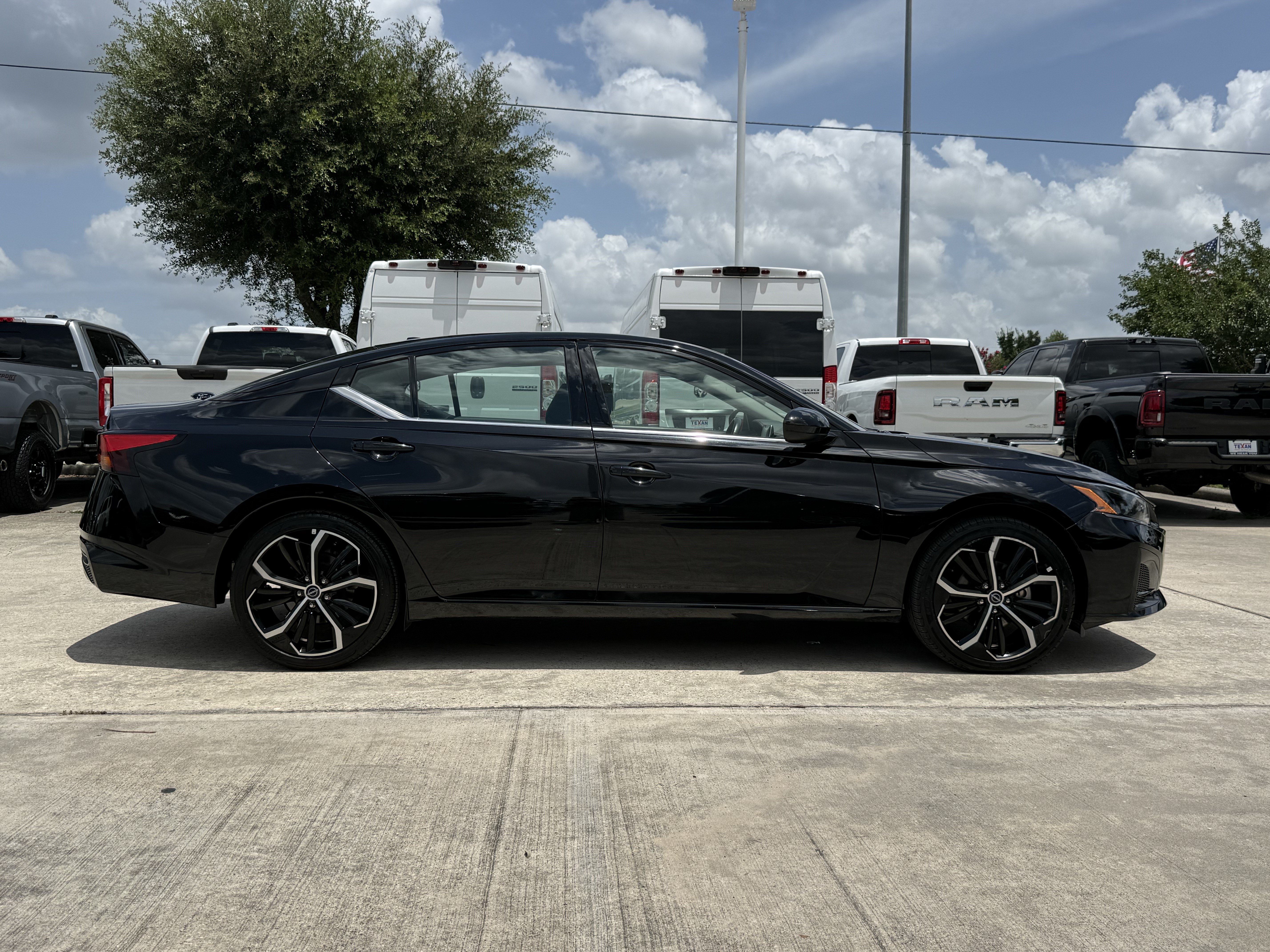 Used 2025 Super Black Nissan  image 3