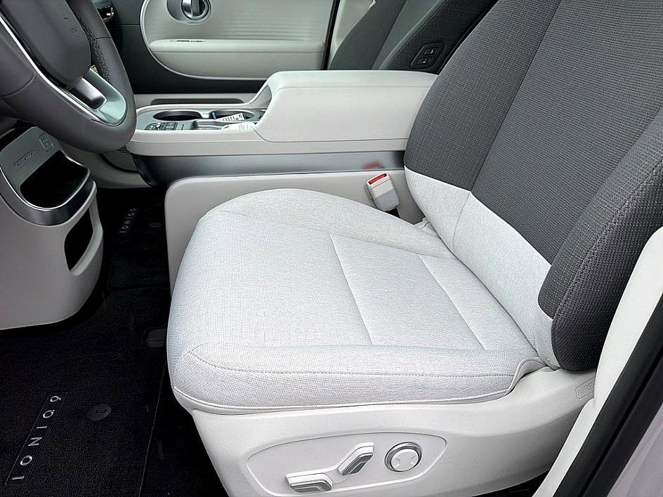 New 2026 Cyber Gray Hyundai SE image 9