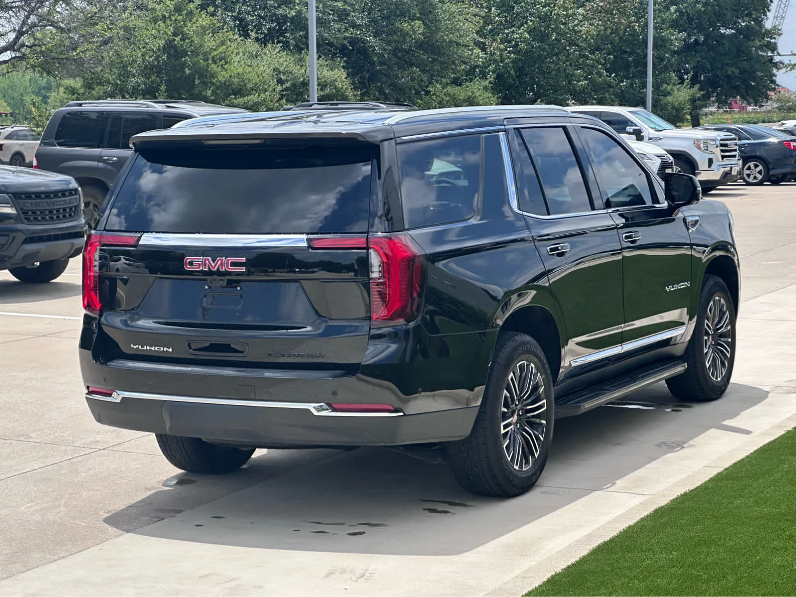 Used 2025 Onyx Black GMC Elevation image 5