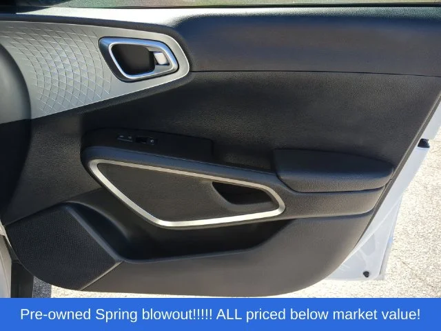Used 2022 White Kia LX image 41