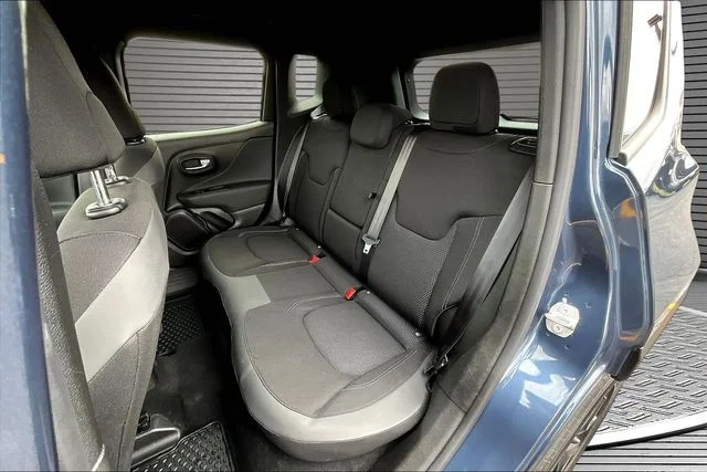 Used 2022 Blue Jeep Altitude image 21