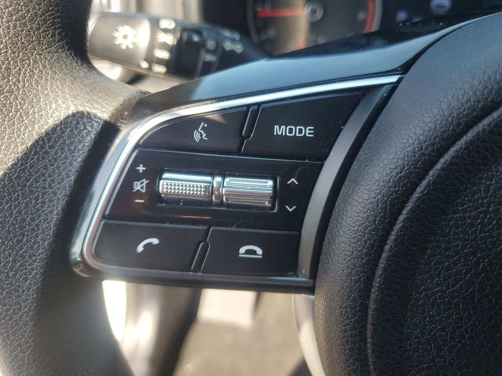 Used 2022 Snow White Pearl Kia LX image 9
