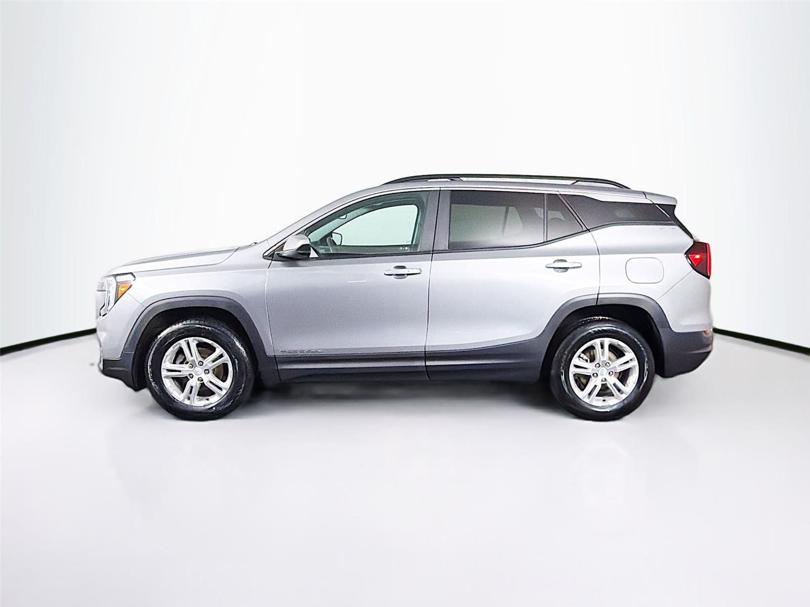 Used 2023 Sterling Metallic GMC SLE image 8