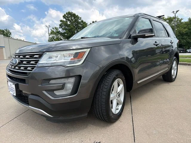 Used 2017 Gray Ford XLT image 1