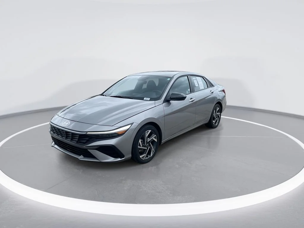 Used 2025 Silver Hyundai SEL Sport image 4