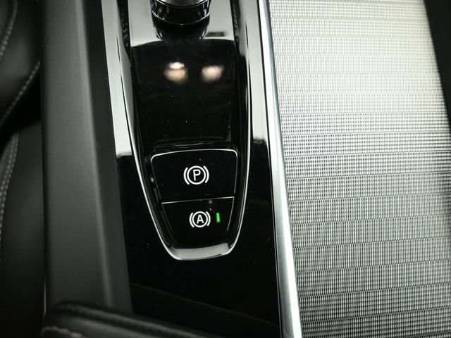 2022 VOLVO XC60 - Image 18