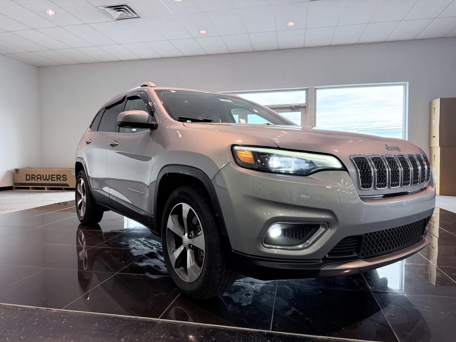 Used 2019 Billet Silver Metallic Clearcoat Jeep Limited image 3